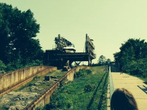 The carriage has now started to descend the hill to the Severn River below