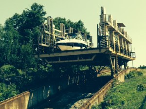 The carriage is massive. It actually rides on two separate tracks, which you can see in the picture - the tracks change elevation relative to one another as the carriage descends over the crest and down the hill - the front wheels are on a higher track and the rear wheels are on a lower track, allowing the carriage to stay level through its journey. The relative level of the tracks is the opposite at the other end