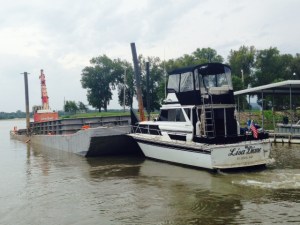We've seen a wide variety of barges and tugboats along the way, but this was a novel combination of a working tug/barge - the marina in Grafton was using it to dredge their basin