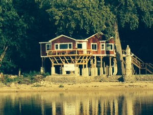 Major floods happen frequently on the inland rivers, including the Illinois River - newer houses are therefore built on stilts, similar to coastal homes in flood-prone areas of New England and elasewhere
