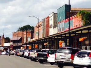Aberdeen, Mississippi is an interesting town with many historic homes and buildings. Main Street has a covered sidewalk along its entire length on both sides, and the town boasts a historic architectural tour of over 50 homes from various periods and displaying various styles of architecture. 