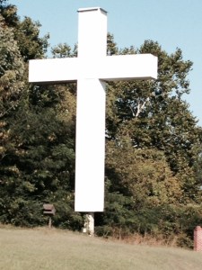 Driving along the highway on our way to Shiloh, we came upon this enormous cross - there was no church or other building around, just tis cross.  Notice that it matches the height of the adjacent full-grown trees!