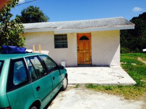 This is Effie's house - I knocked on her door and bought a loaf of fresh coconut bread and a coconut/pineapple pastry, somewhat like a pie.  Yummy!